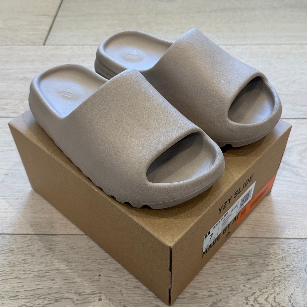 Adidas Yeezy Slide in Pure | Mens 7 Womens 8 | 2021 Re-Release - Picture 2 of 14
